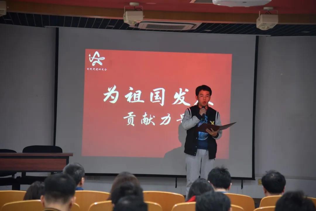 1640187460661088975.jpg 思政老师和专业班主任首先与同学们通过